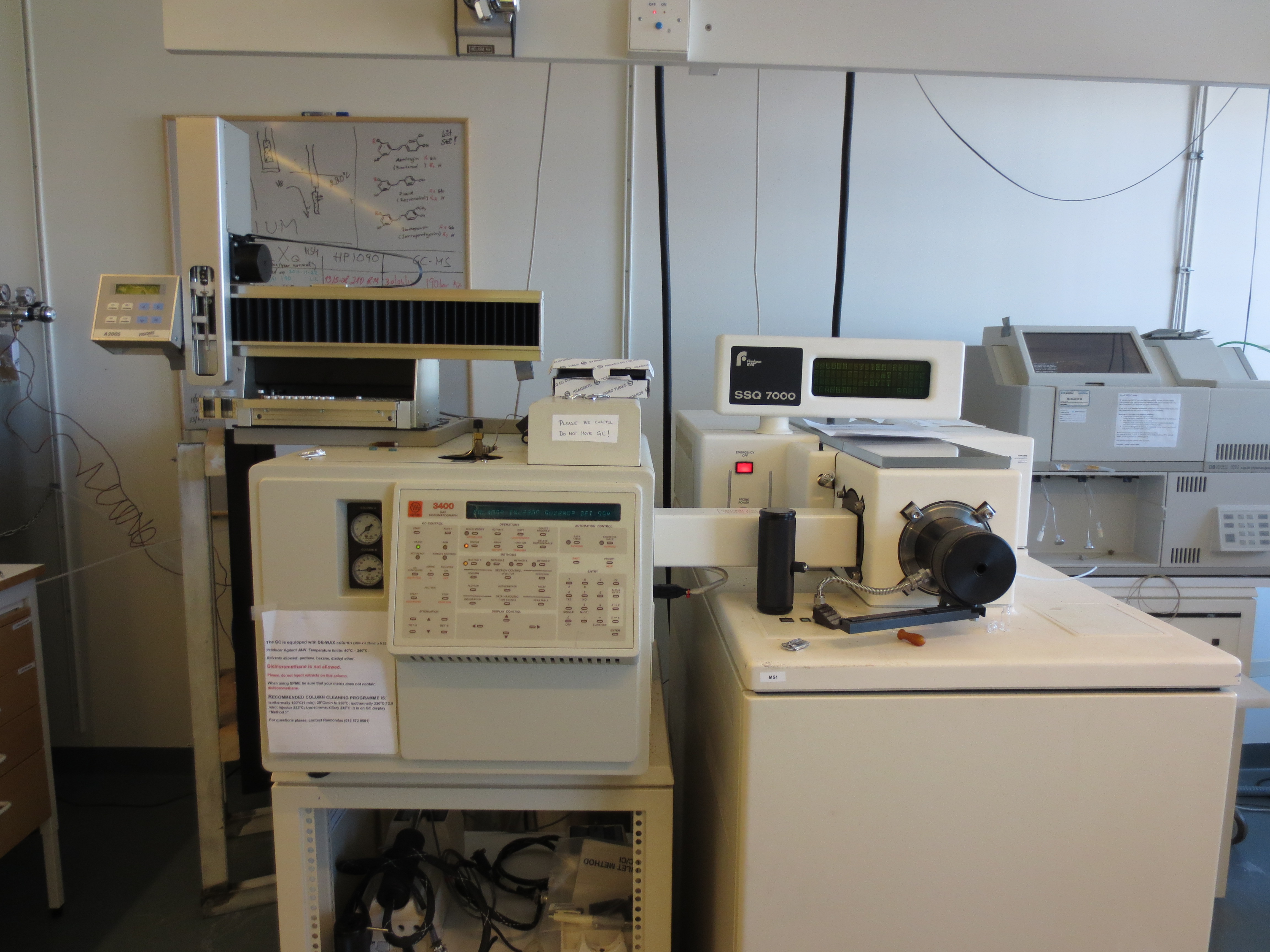 Picture of GC-MS with autosampler